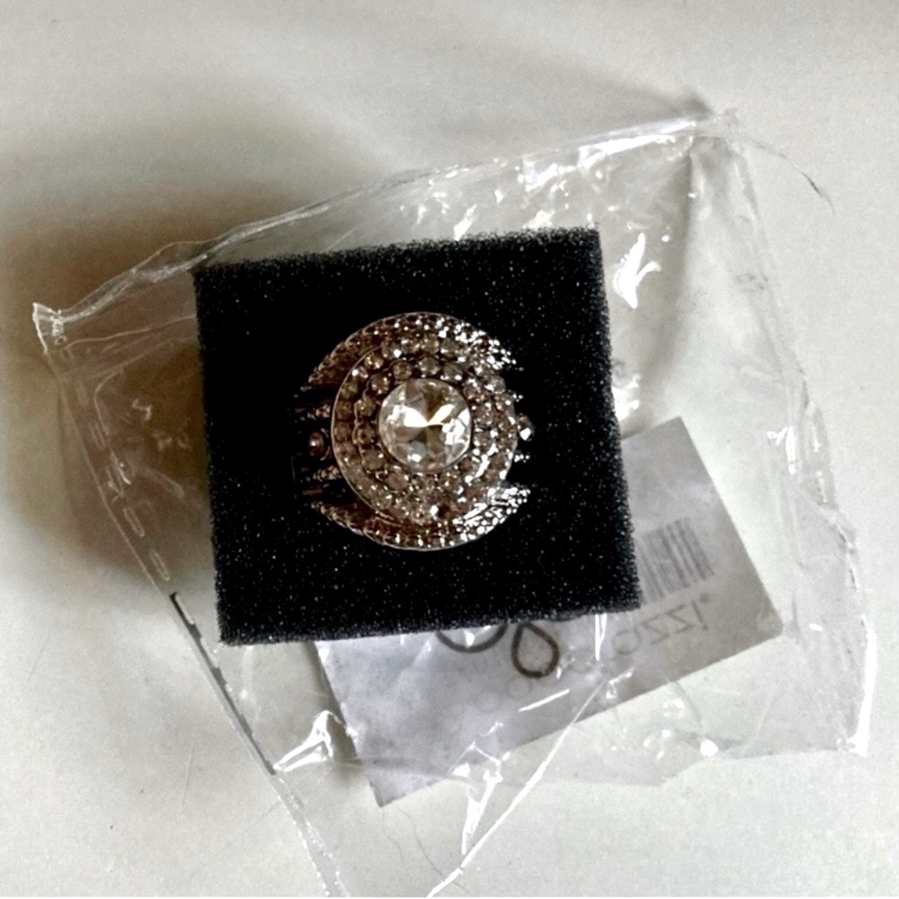 NWT Round Stacked Rhinestone Statement Ring - Picture 5 of 11